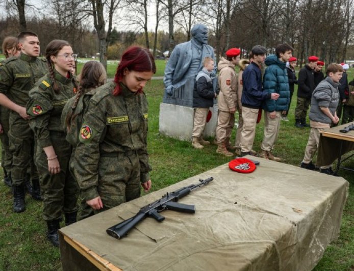 Children aged 11 are now taking part in military training at school in Russia